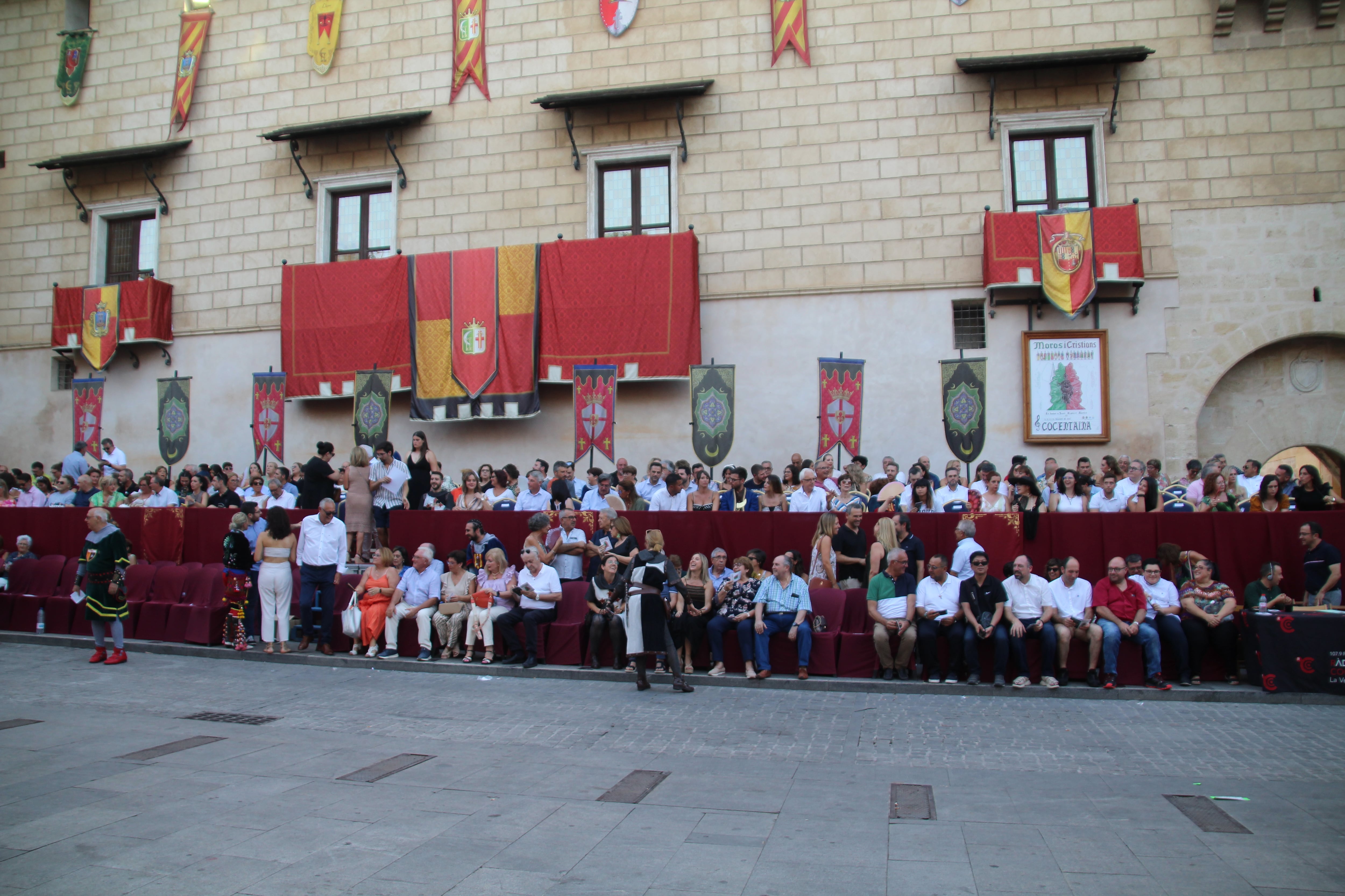 Tribuna de autoridades en la Entrada del sábado pasado en las fiestas de Cocentaina