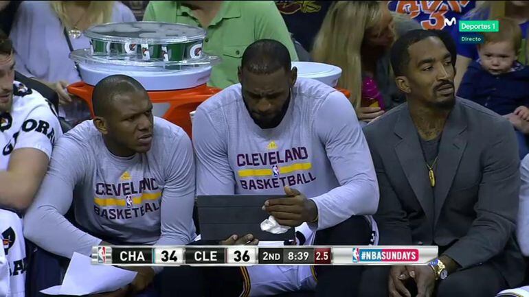 Lebron James mira a su tableta 