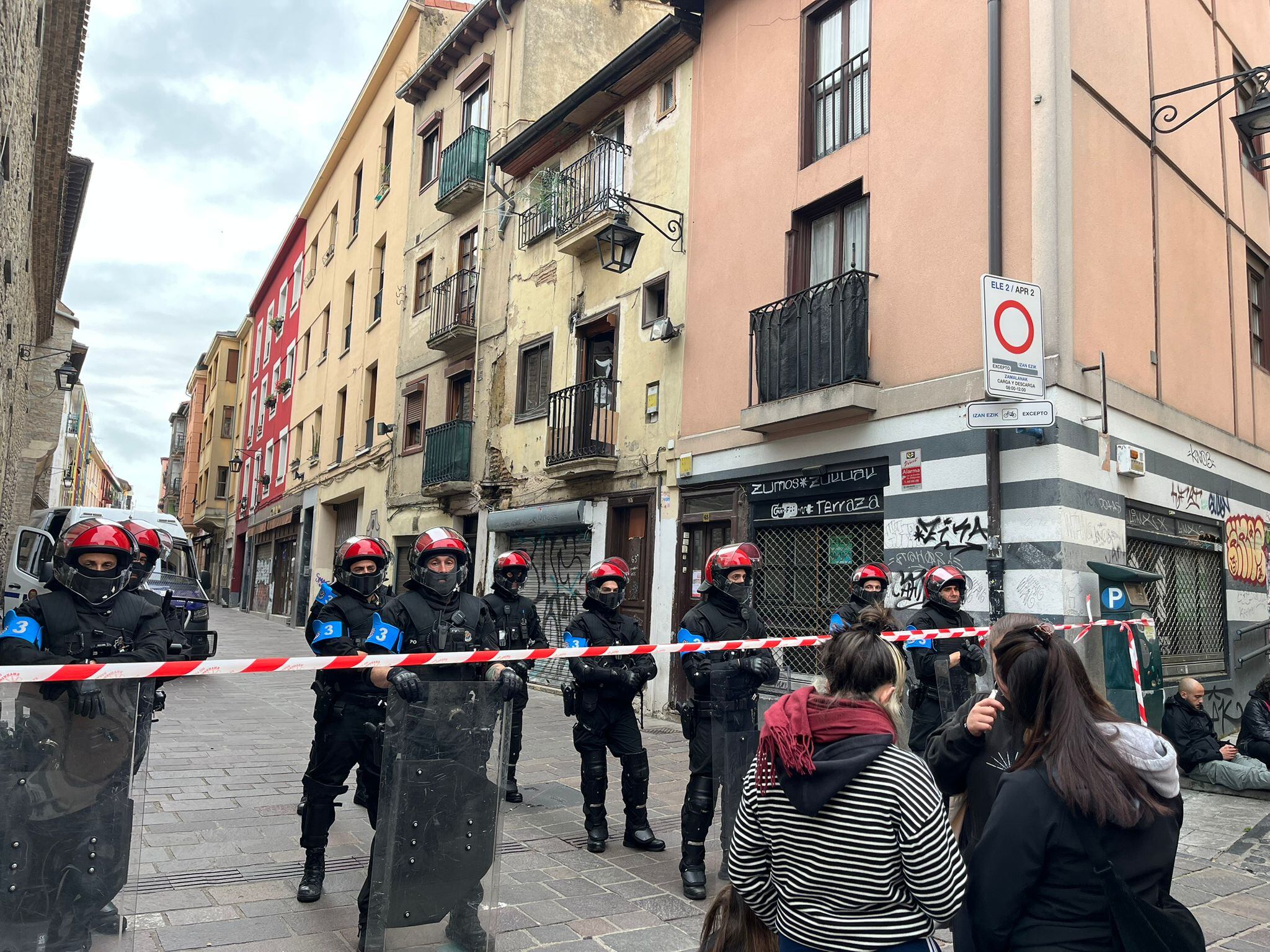 Efectivos policiales durante el desalojo de Korda.