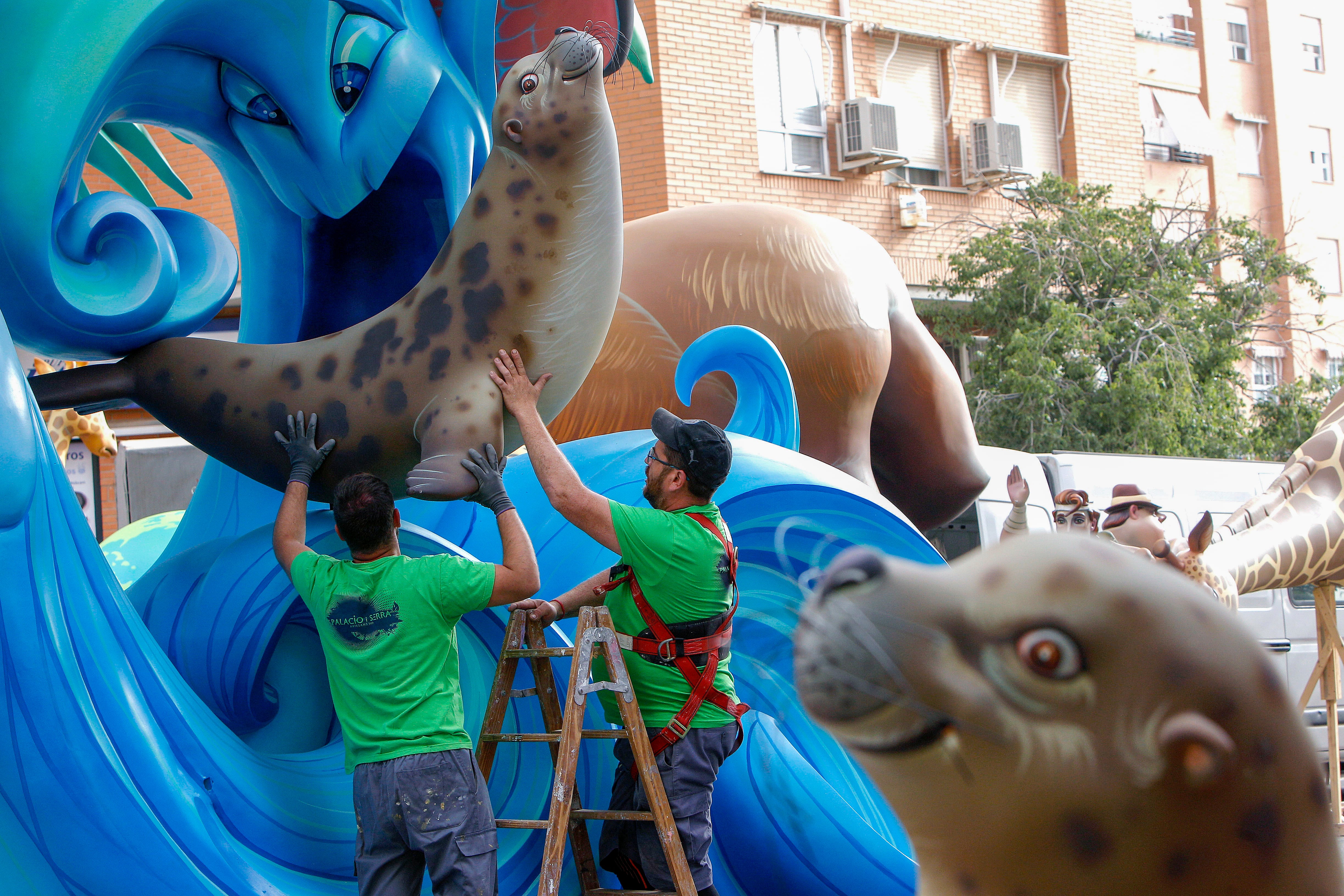 Dos artistas trabajan en la &quot;plantá&quot;