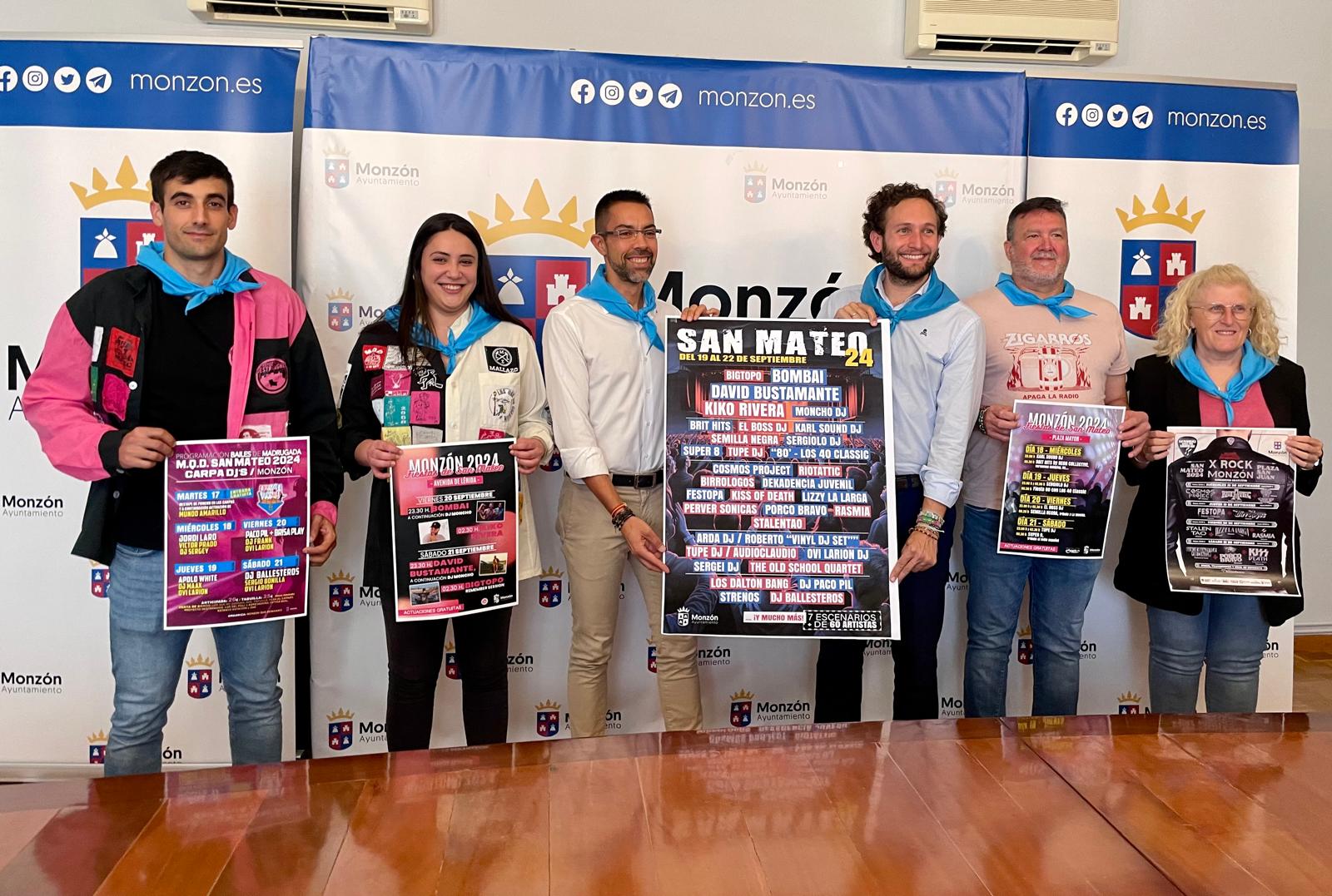 El alcalde de Monzón, Isaac Claver, el concejal de Fiestas, Jairo Sánchez, junto a representantes de las actuaciones musicales e interpeñas