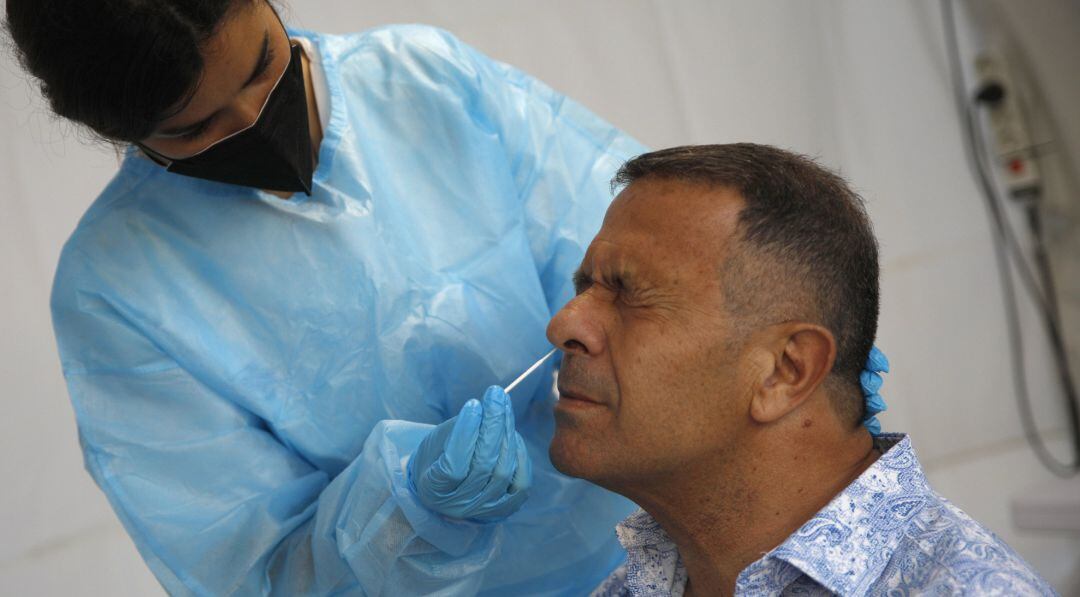 Un sanitario hace un test de antígenos.