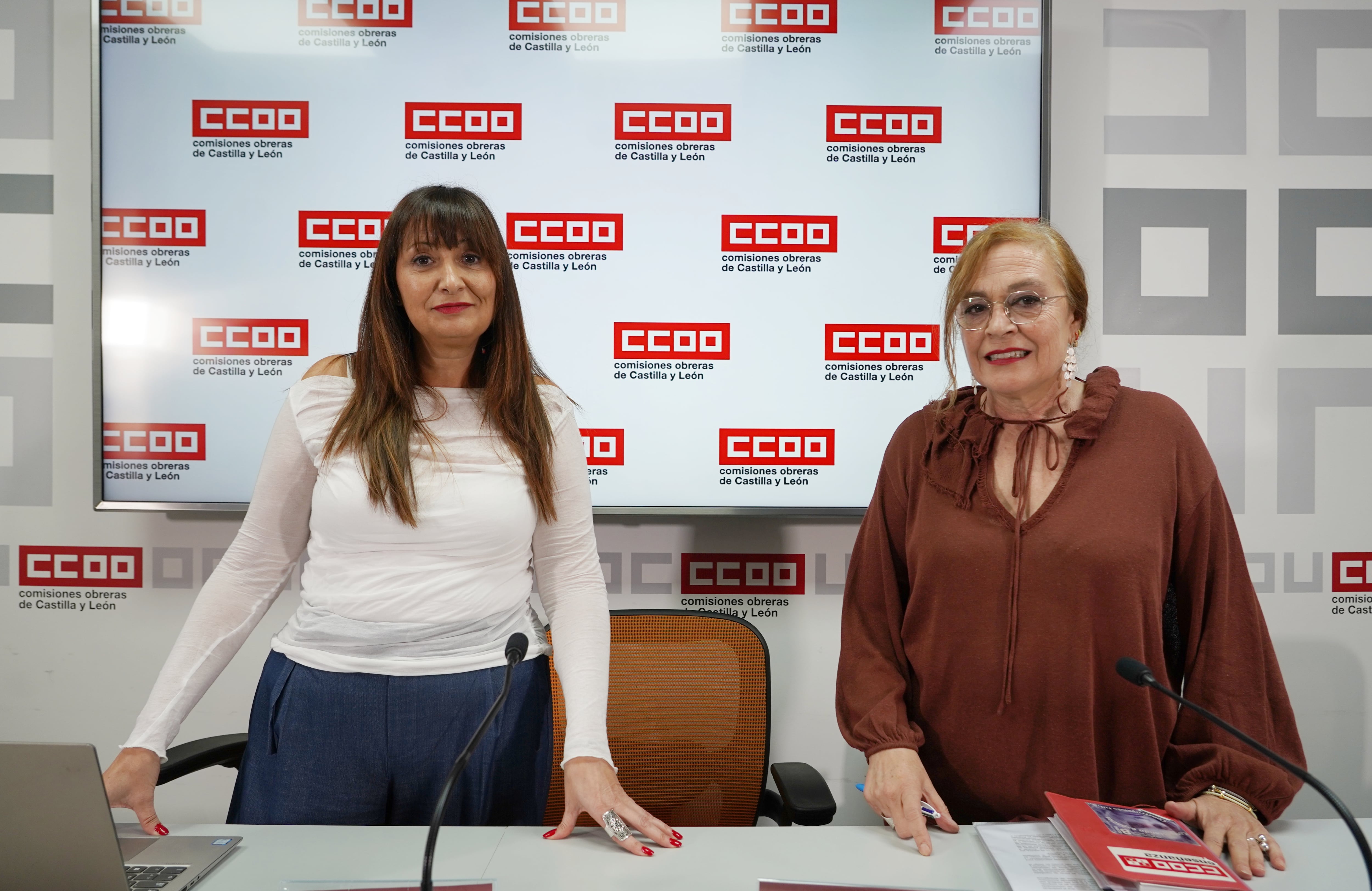 La secretaria general de la Federación de Enseñanza de CCOO en Castilla y León, Elena Calderón, y la responsable de la Secretaría de Universidades del sindicato, Carmen Mascaraque, informan sobre la situación de las universidades públicas en la Comunidad