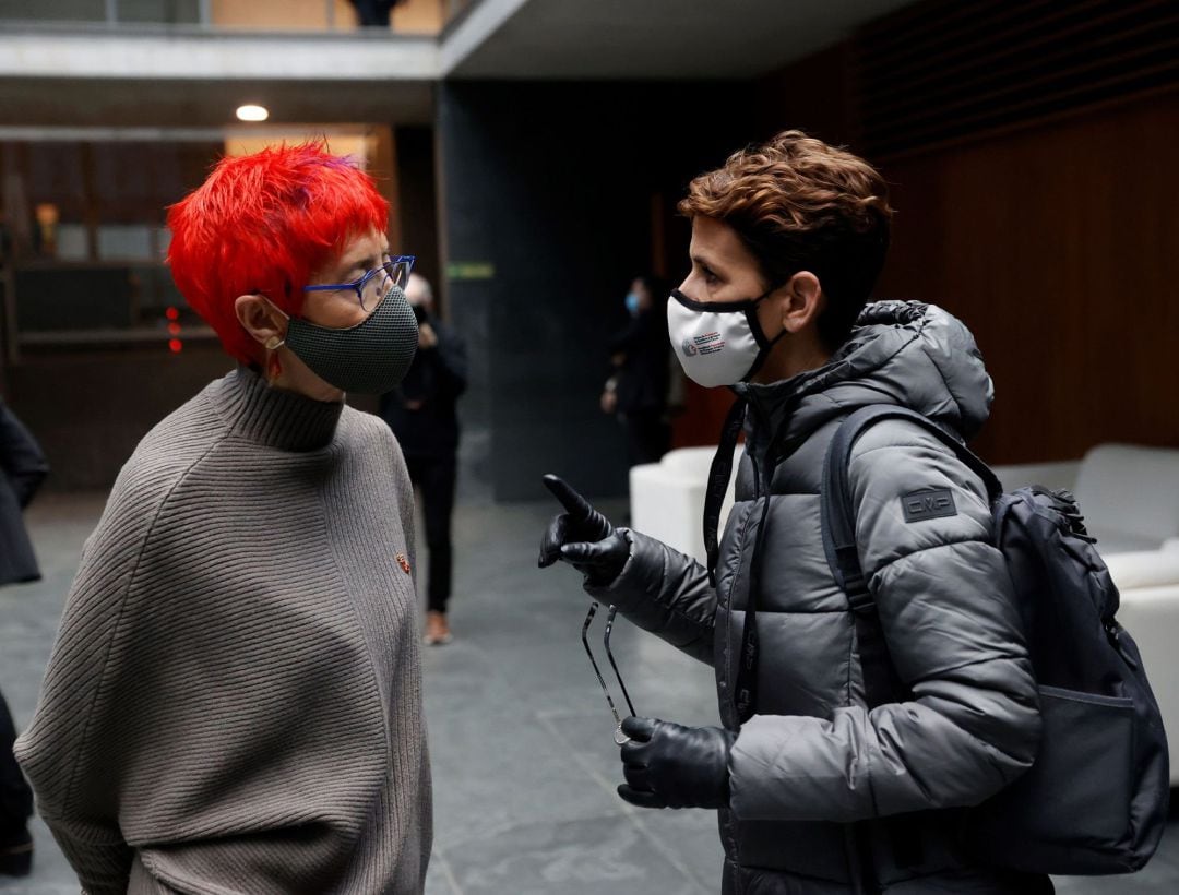 La presidenta del Gobierno de Navarra, María Chivite (d) y la consejera de salud, Santos Induráin (i), en el atrio del Parlamento de Navarra