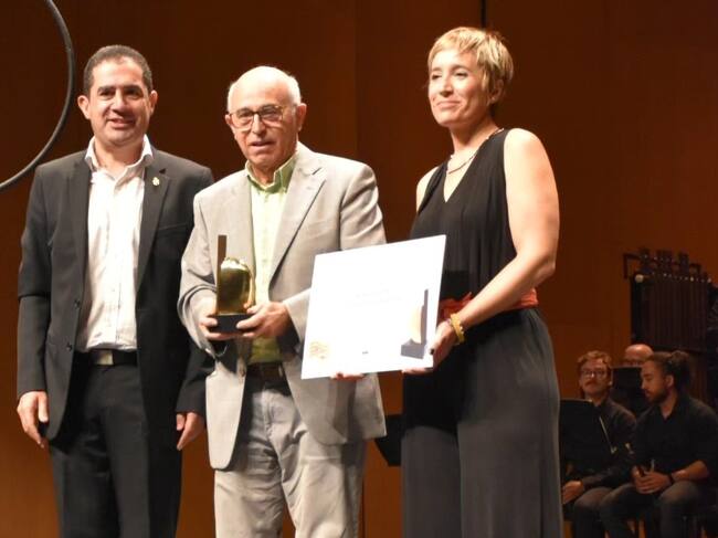 Paco Blay rep el Premi 9 d'Octubre d'Alcoi en la categoria individual.