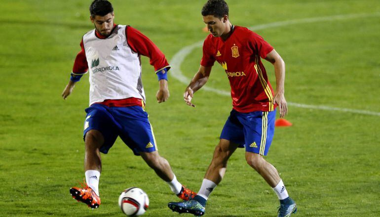 GRA399. LAS ROZAS (MADRID).- Los jugadores de la selección española de fútbol, el defensa Óscar de Marcos (d) y el delantero Álvaro Morata, durante el entrenamiento llevado a cabo esta tarde en la Ciudad deportiva de las Rozas, para preparar el partido amistoso frente a Inglarerra que disputarán el viernes en el estadio José Rico Pérez de Alicante. EFE Kiko Huesca