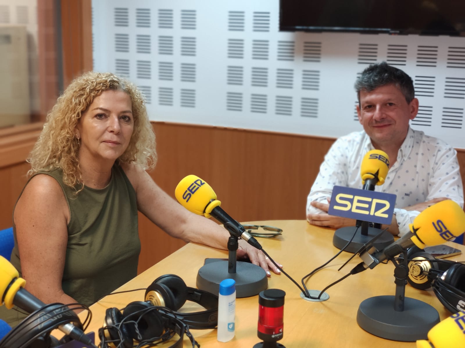 El presidente de la Federación San Clemente Luis Torres del Alcázar y la bordadora lorquina Silvia Teruel en los estudios de Radio Lorca SER