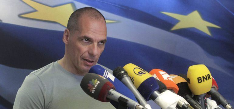 El ministro griego de Finanzas, Yanis Varoufakis, se dirige a la prensa tras los primeros resultados del referéndum griego.