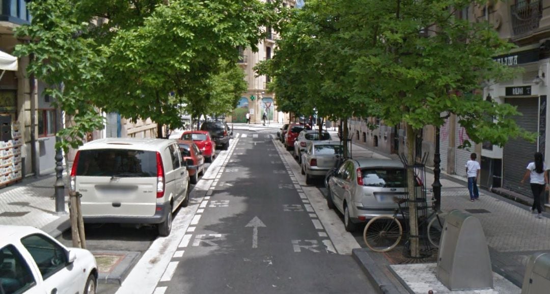 Vista del tramo de la calle Larramendi que peatonalizará el Ayuntamiento.