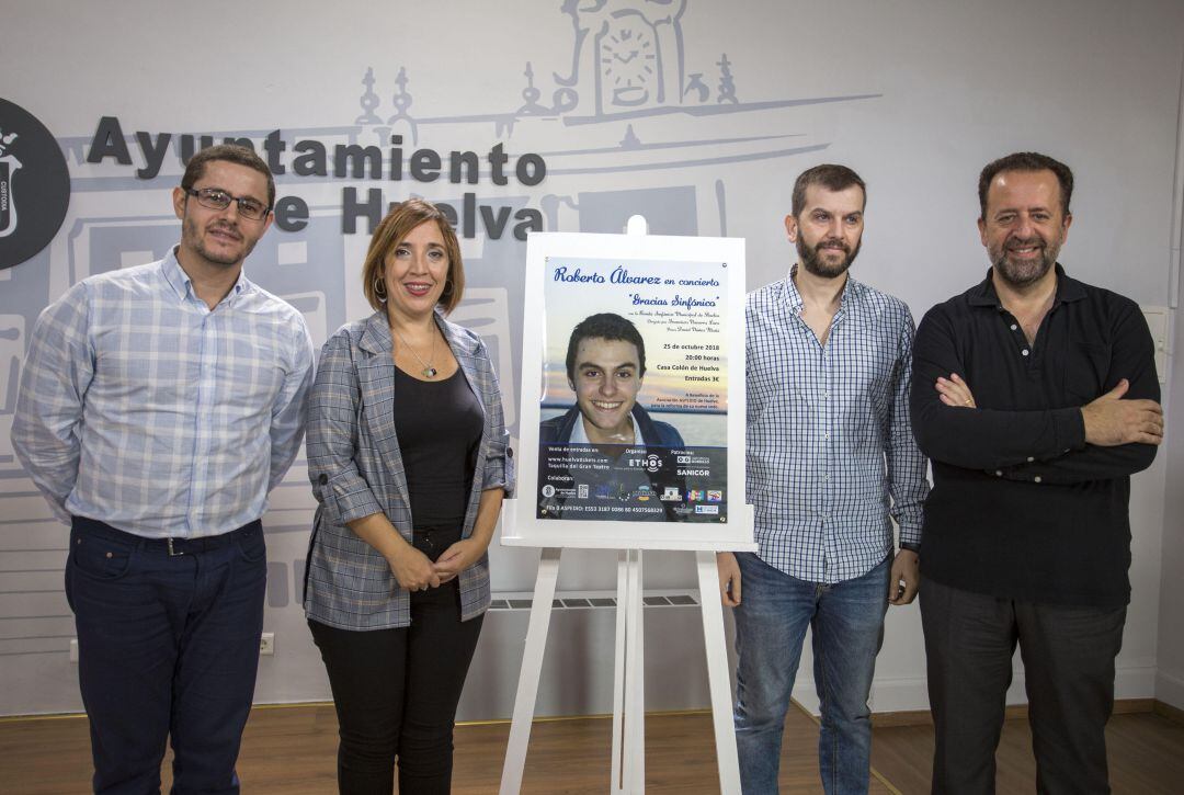 Presentación en el Ayuntamiento de Huelva del concierto benéfico de Roberto Álvarez.