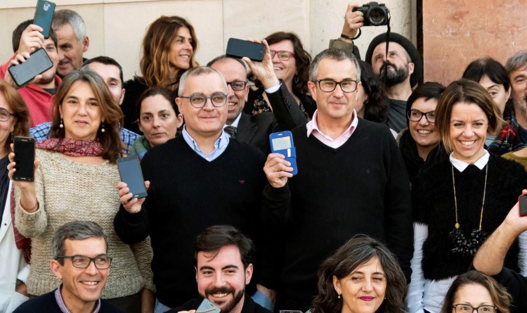 Los periodistas del Diario de Mallorca se han concentrado hoy a las puertas del diario como protesta por la incautación ayer del teléfono móvil de uno de sus redactores, Kiko Mestre (segundo a la izquierda), por orden judicial