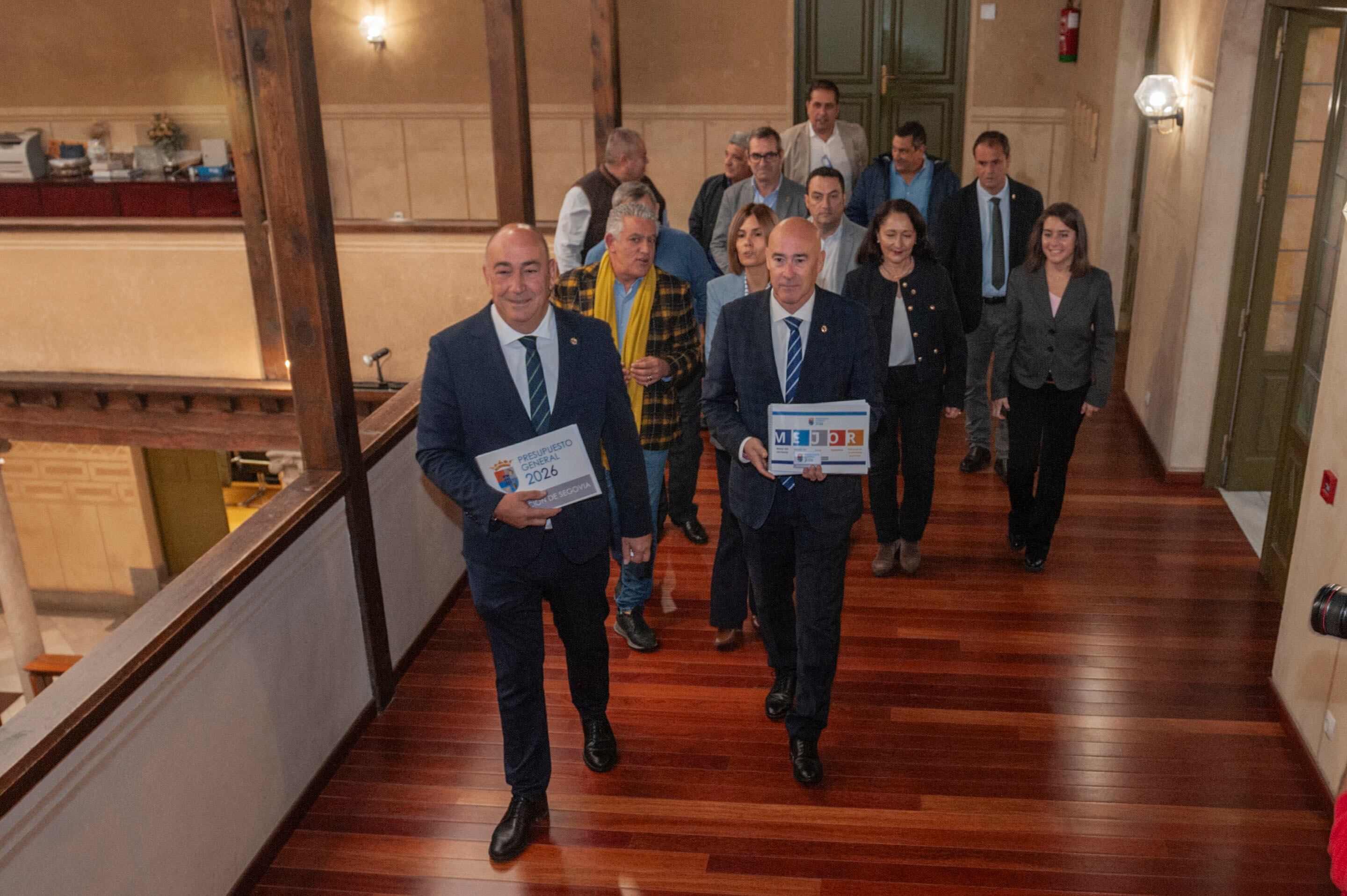 El presidente de la Diputación, Miguel Ángel de Vicente, acompañado del diputado de Hacienda y Desarrollo Económico, Óscar Moral, y respaldado por todos los diputados del grupo popular