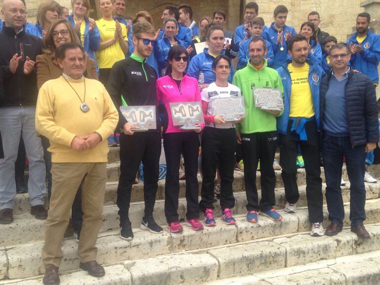 David y Cristina García Catalina, Elisa Hernández y Oscar Fernández Giralda, los ganadore junto a Luis Calderón, alcalde de Paredes, Mariano Haro, Angeles Armisén, Antonio Gero - concejal de Paredes - y Enrique Hermoso. 