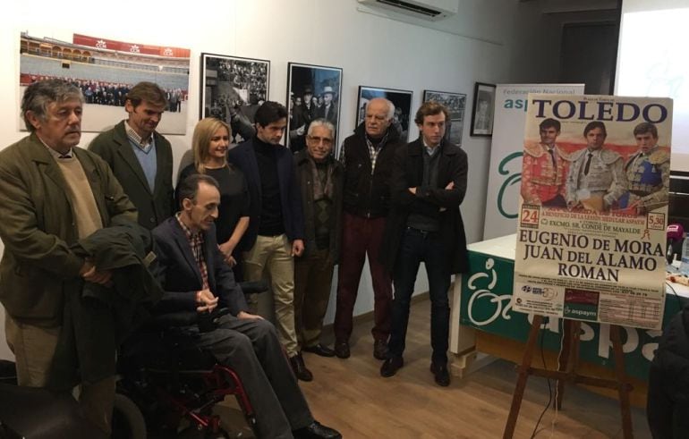 En la presentación han estado los diestros Eugenio de Mora, Juan del Álamo y Román; el conde de Mayalde, Rafael Finat, el presidente de la Comunidad de Propietarios de la Plaza, Eduardo Martín-Peñato; el presidente de la Federación Nacional de ASPAYM, Jos