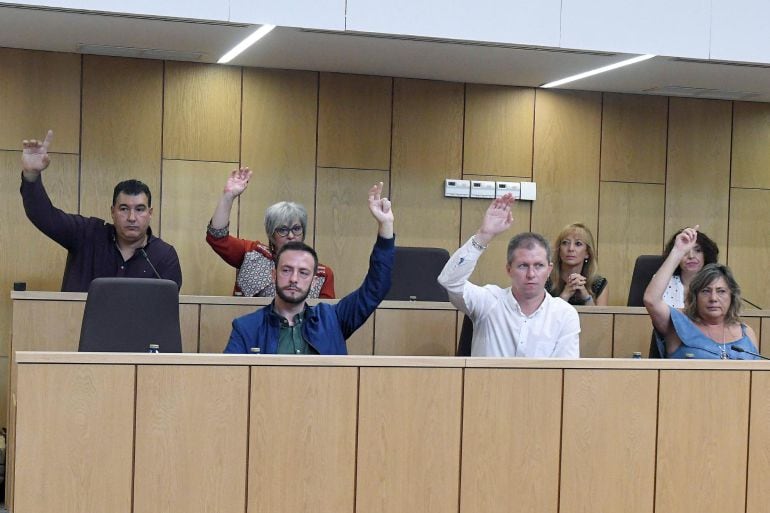 El portavoz socialista, Jorge Pérez Robles (2d), nuevo alcalde de Villaquilambre (León), durante la moción de censura presentada hoy por los cinco grupos de la oposición contra Manuel García, del PP, investigado en la operación Enredadera