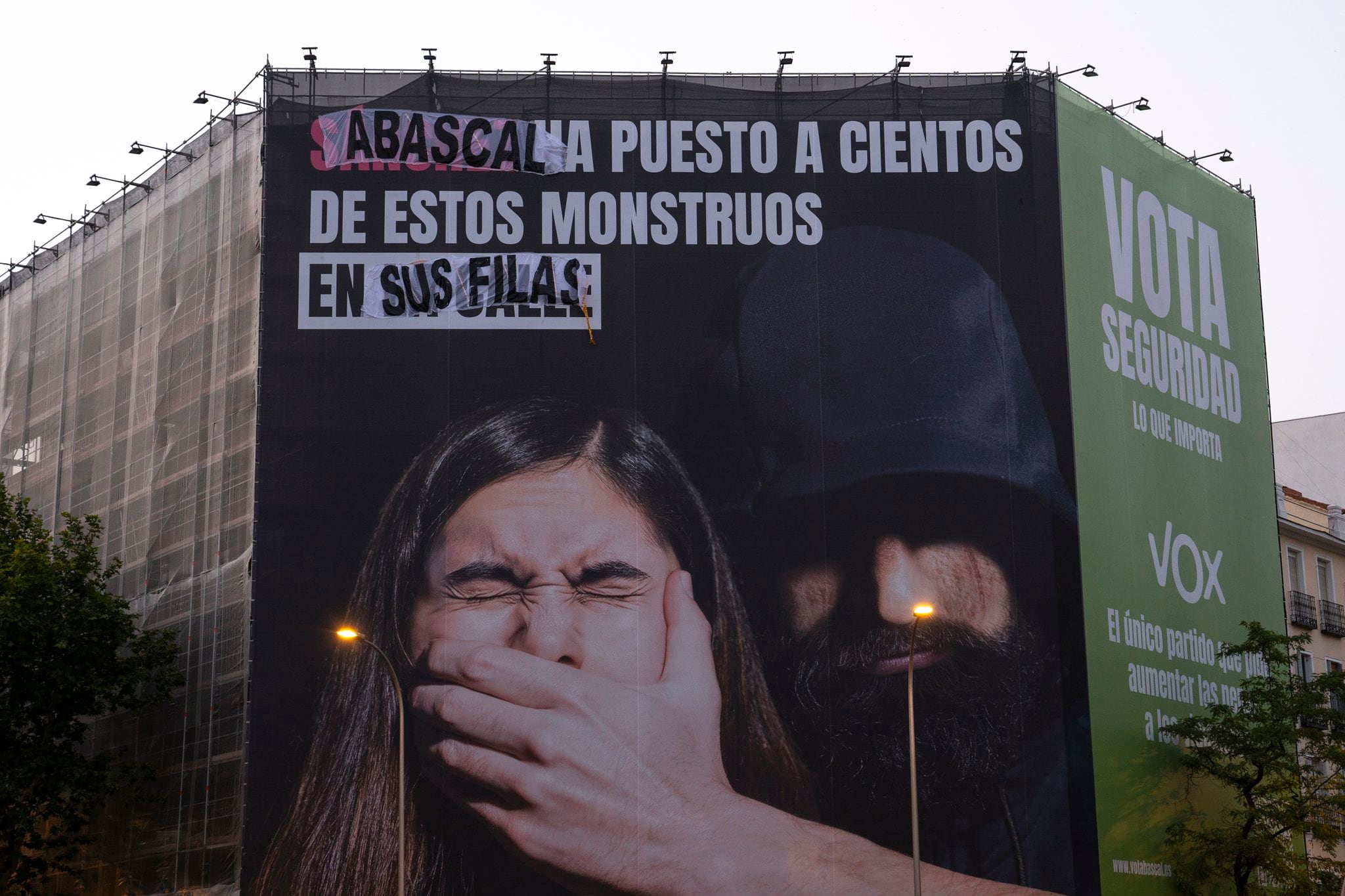 La lona de Vox que se ubica en la calle Santa Engracia de Madrid en la que Vox atacaba al Gobierno de Pedro Sánchez por la ley del solo sí es sí ha amanecido este miércoles modificada. El partido ultraderechista colocó la lona hace una semana, en ella se señalaba a Sánchez sobre un fondo en el que un hombre encapuchado ataca por detrás a una mujer joven.