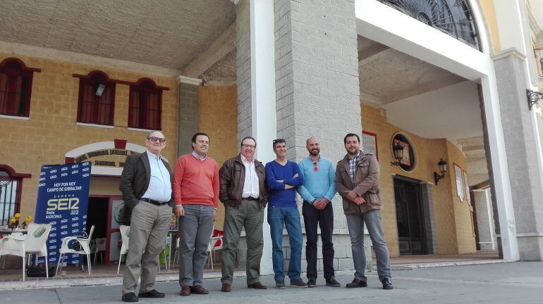 Participantes en el debate sobre la cubierta de la Plaza de Toros de Los Barrios. Miguel Domínguez Conejo, David Gil, Juan Manuel Dicenta, Joaquín Gil, Miguel Alconchel y Salvador Puerto.