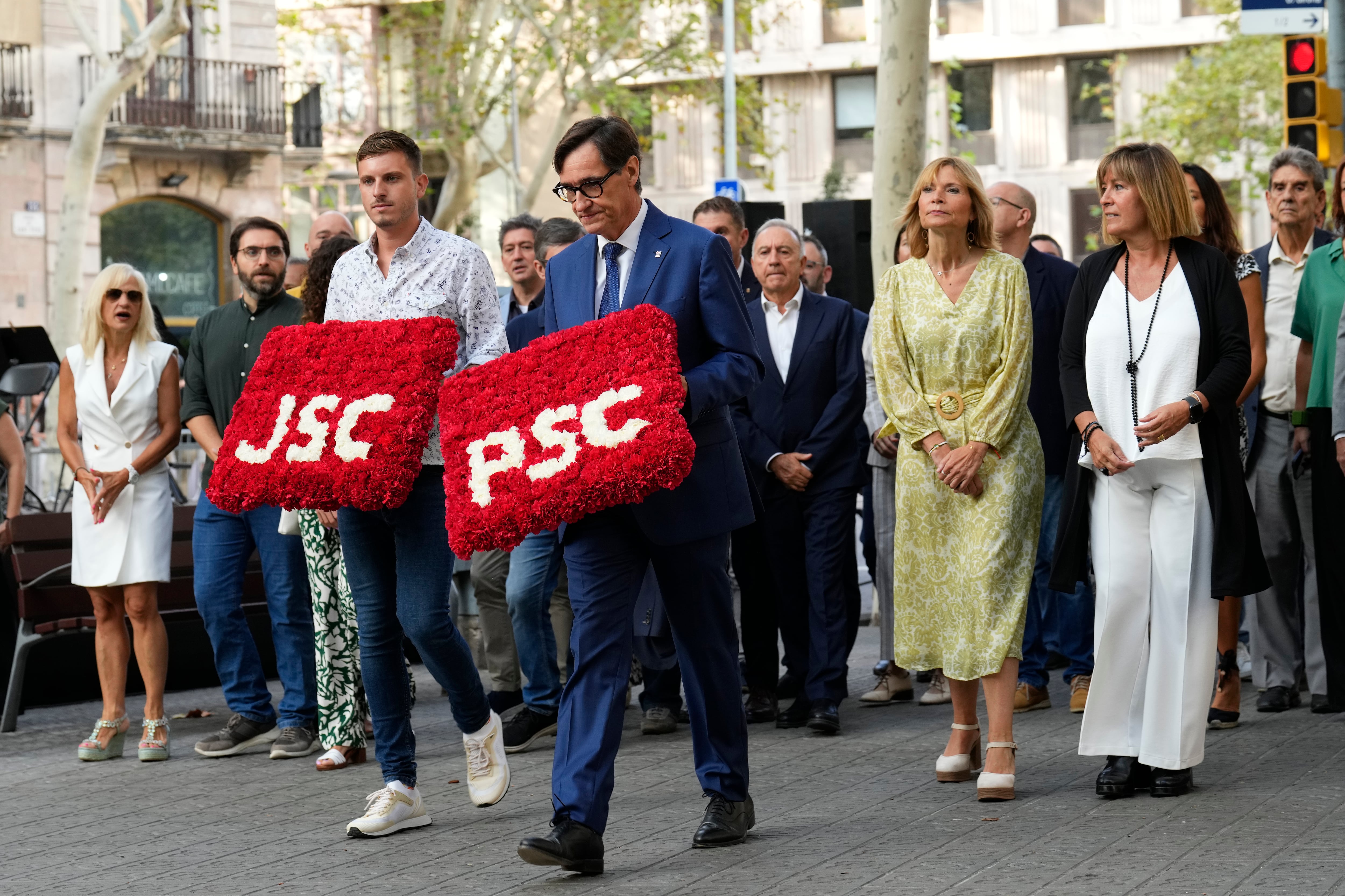 El primer secretario del PSC, Salvador Illa (c), durante la tradicional ofrenda floral en el monumento a Rafael Casanovas con motivo de la Diada del 11 de septiembre, día oficial de Cataluña.