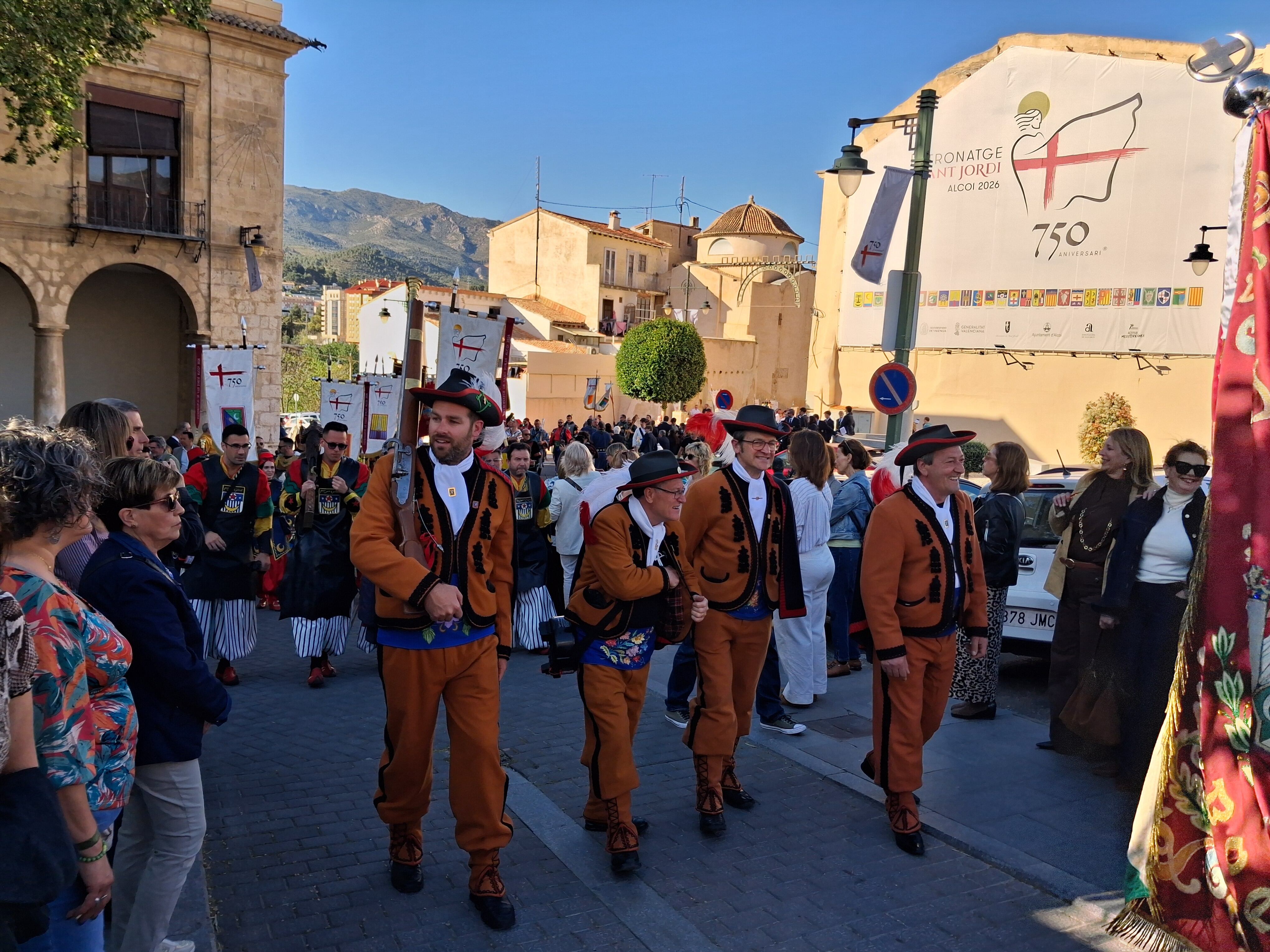 Festeros de la Filà Moscaters, en representación de Bocairent, durante el desfile por las calles del Centro de Alcoy.