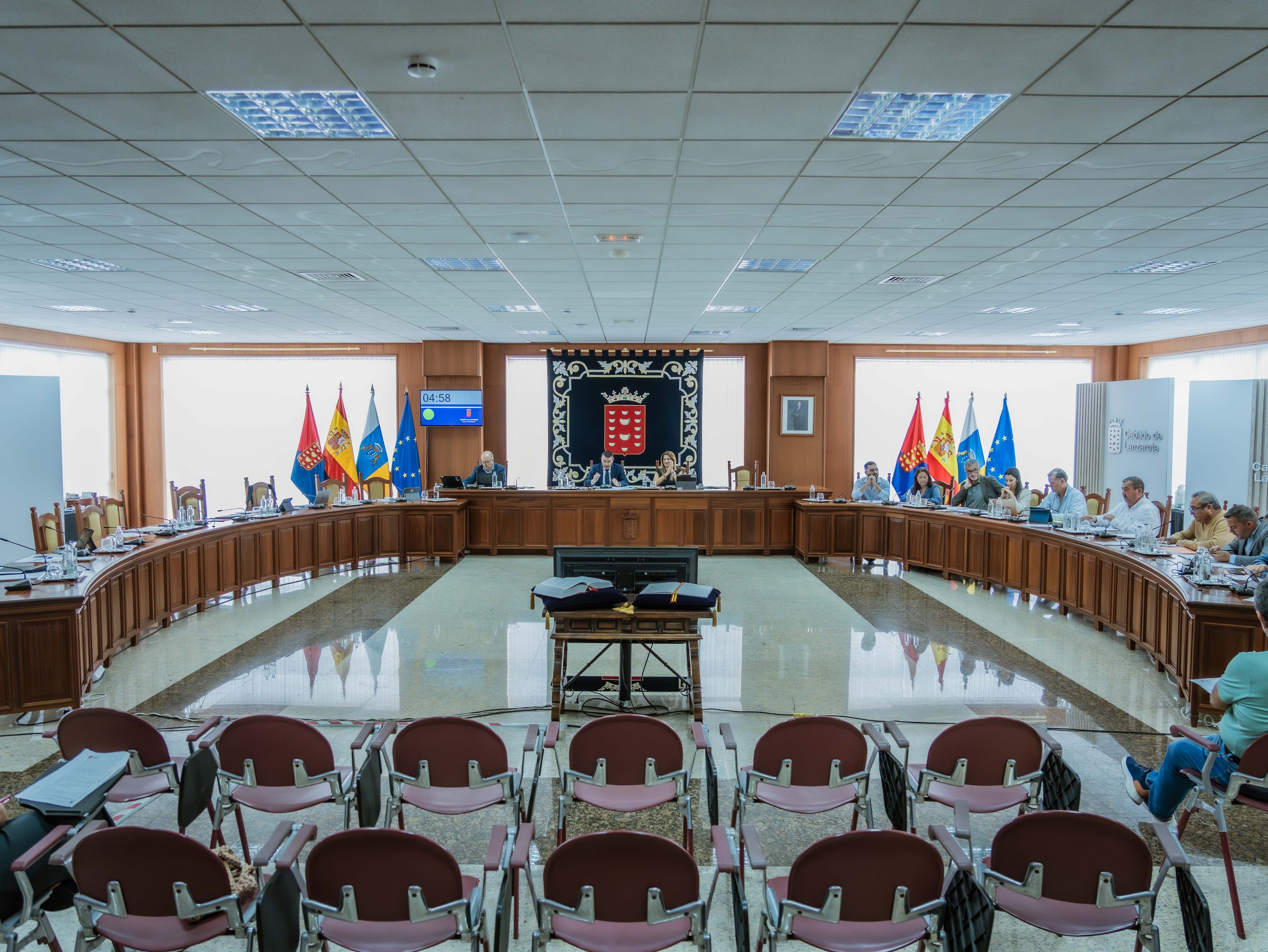 Salón de plenos del Cabildo de Lanzarote sin los consejeros de la Oposición (PSOE, NCbC y VOX).