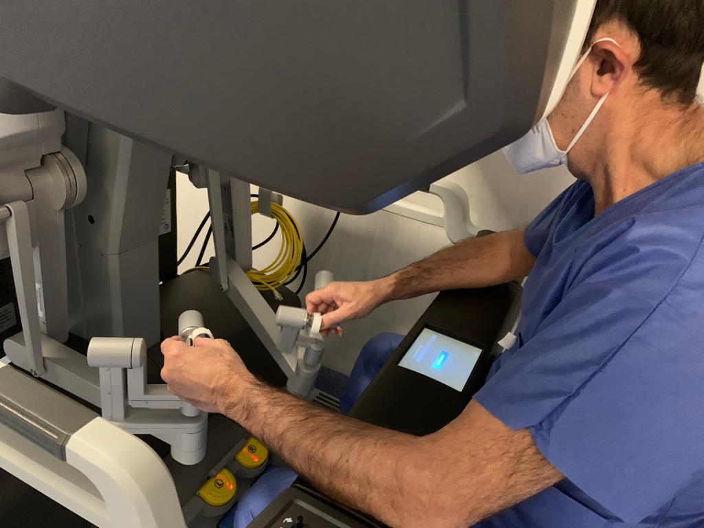 Profesionales utilizando el equipo Da Vinci.