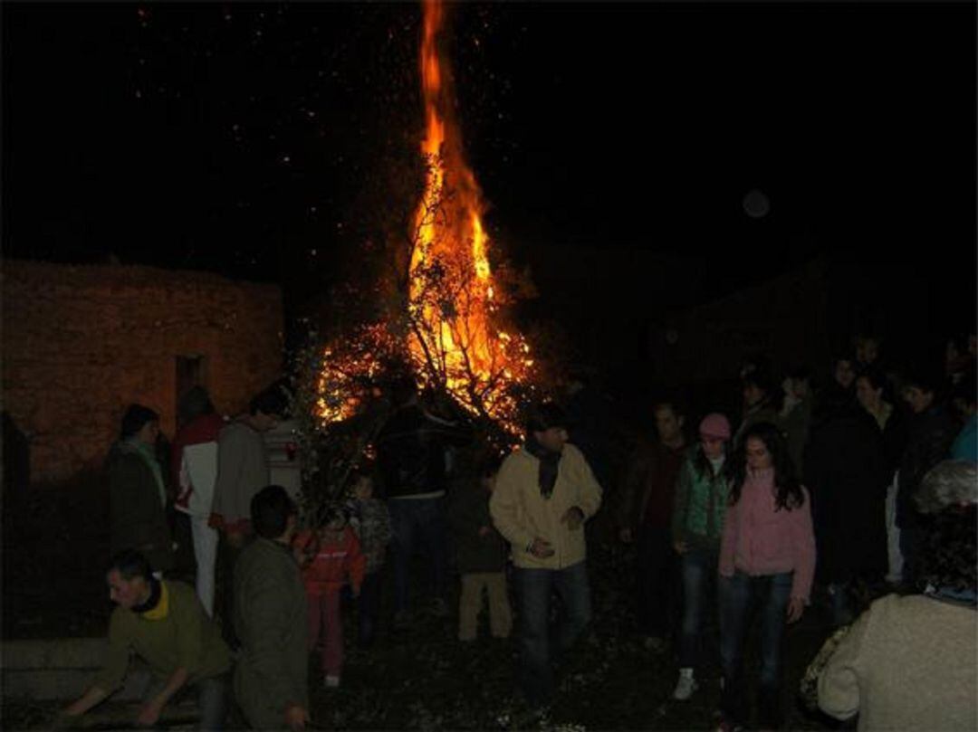 La hoguera es el eje de esta tradición