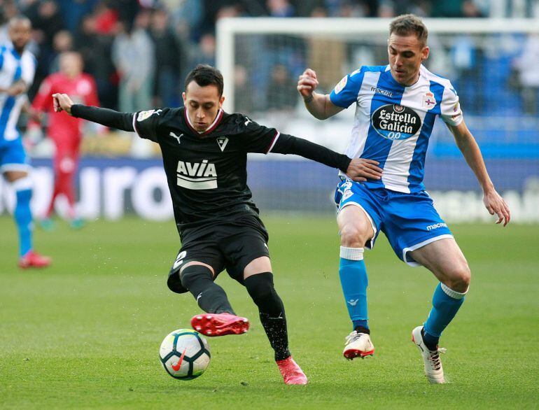 Orellana, que acabó lesionado, conduce un balón en Riazor