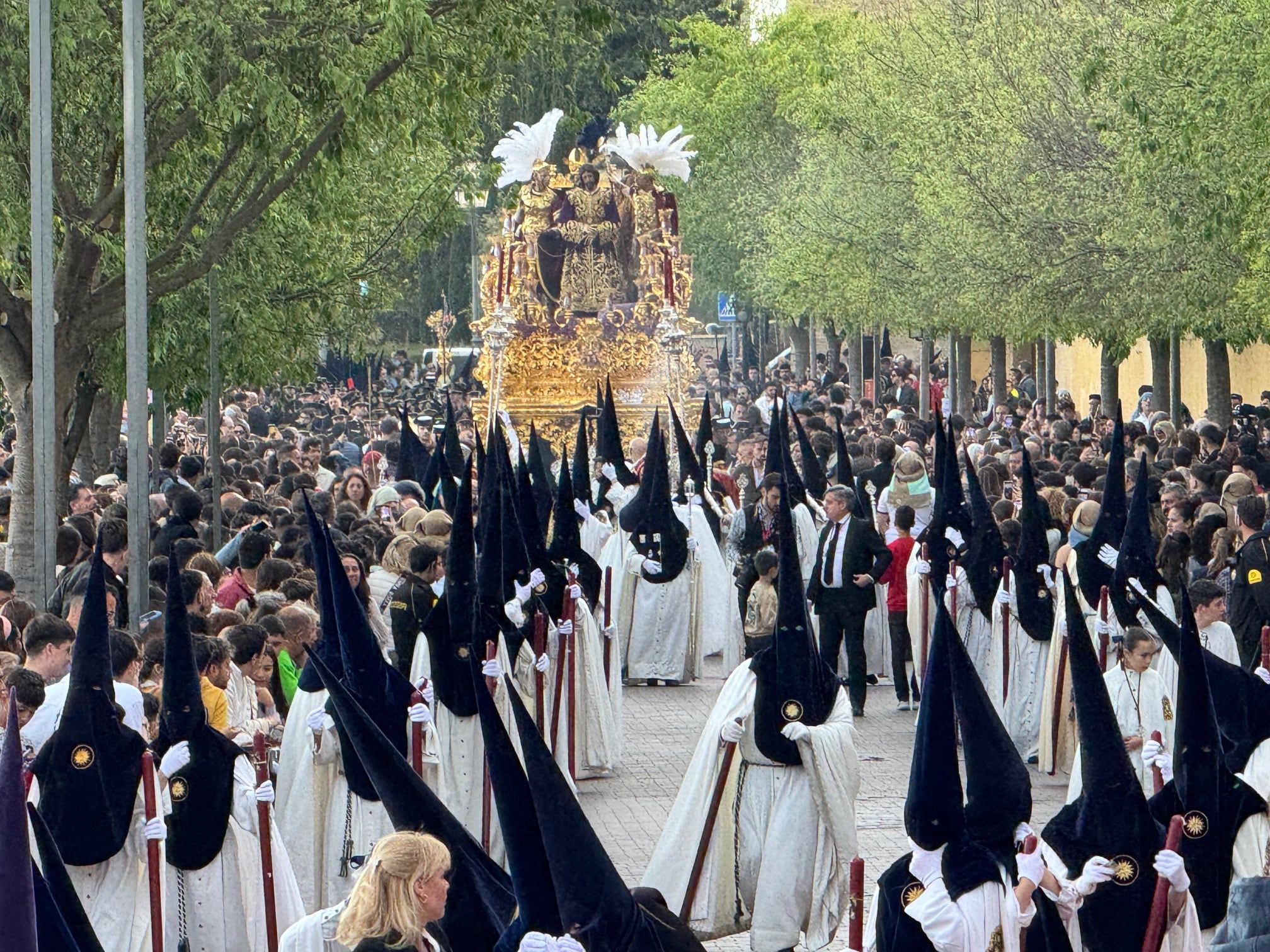 La hermandad de la Estrella llega a la Carrera Oficial acompañada de su cuerpo de nazarenos