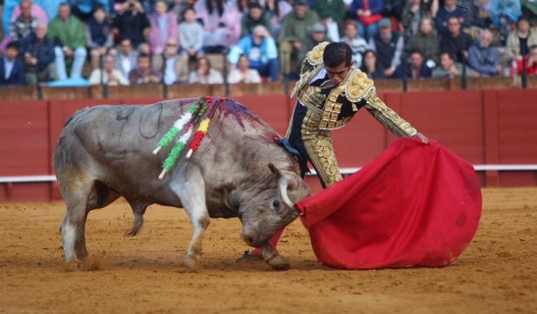 El diestro mexicano Joselito Adame en un natural al cuarto toro de la tarde en la Maestranza