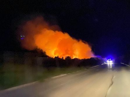 Los bomberos han estado trabajando cinco horas en la zona