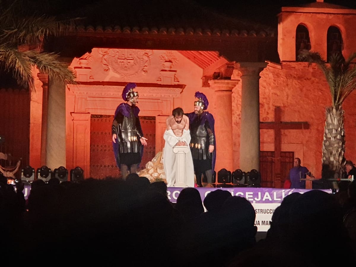 El Paso Morado escenifica el Vía Crucis Viviente en el monte Calvario de Lorca