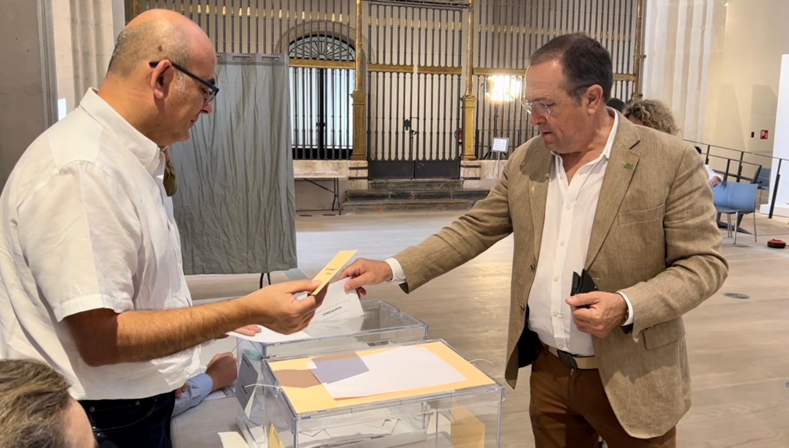 El candidato de Vox a la alcaldía de Murcia, Luis Gestoso, ejerce su derecho al voto