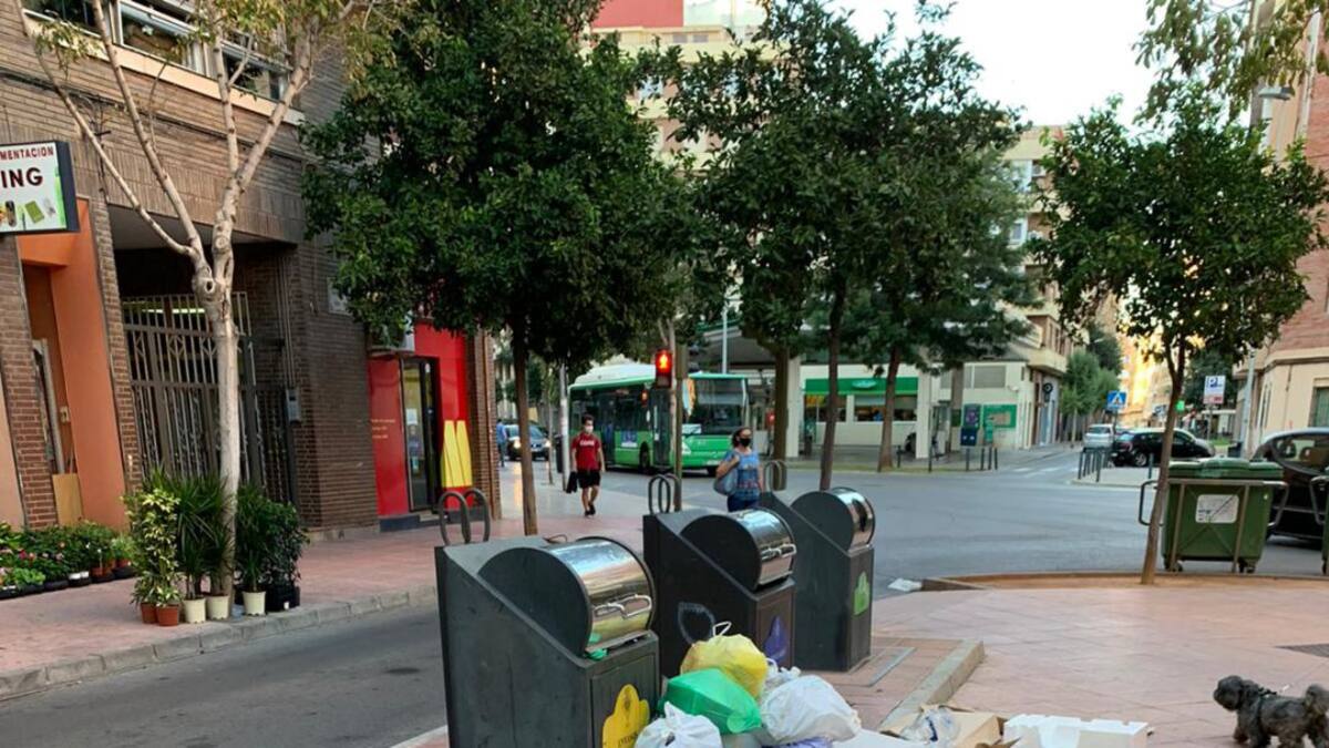 Los vecinos denuncian acumulación de basura en Castelló