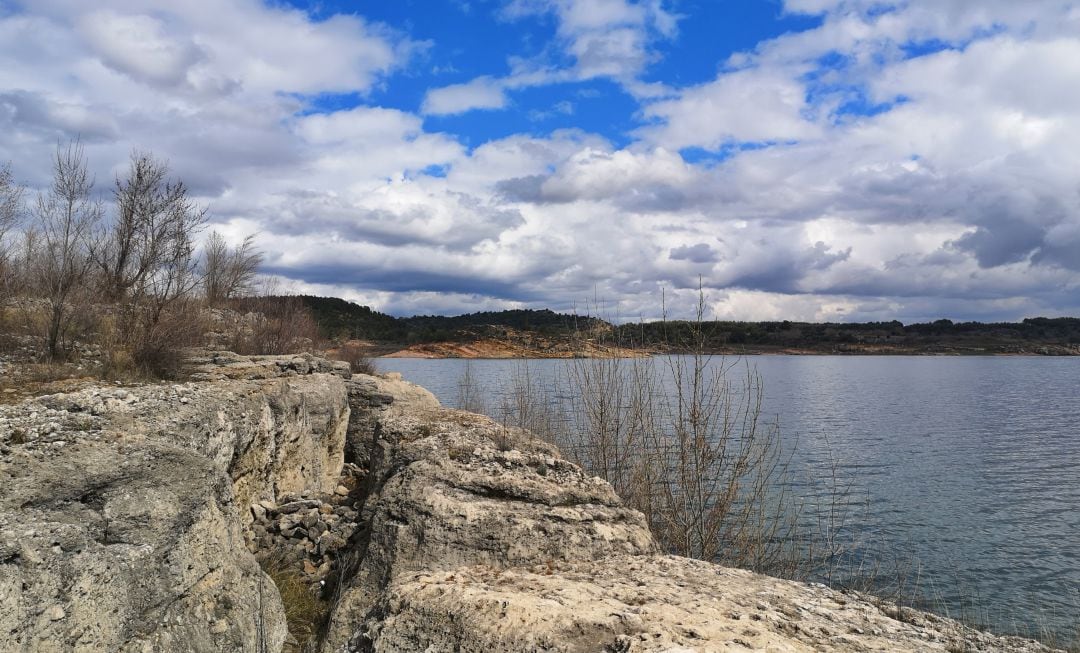 El embalse de Buendía en el entorno de las ruinas del pueblo de Santa María de Poyos.