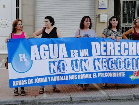 Cinco mujeres portaban la pancarta a las puerta de la empresa &#039;Aguas de Jódar&#039;