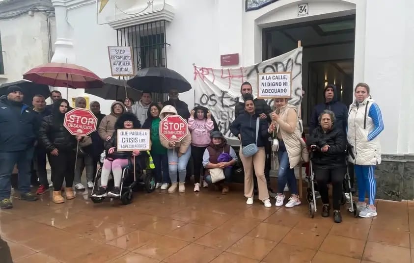 Un momento de la protesta de los vecinos afectados en Manilva