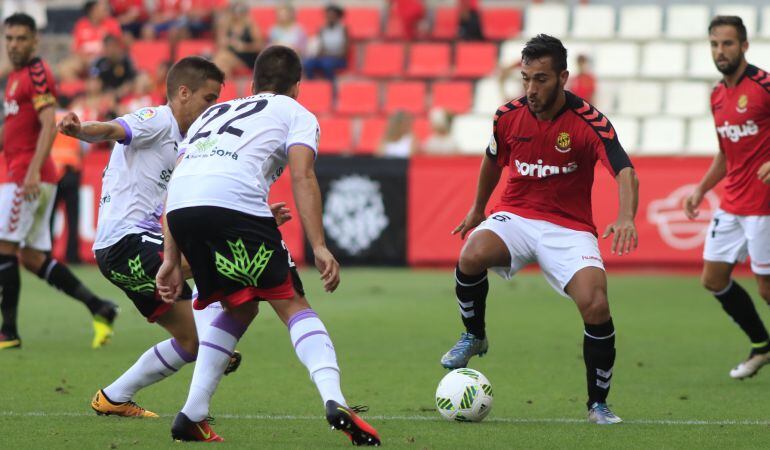 Maloku controla una pilota davant un jugador del Numancia.