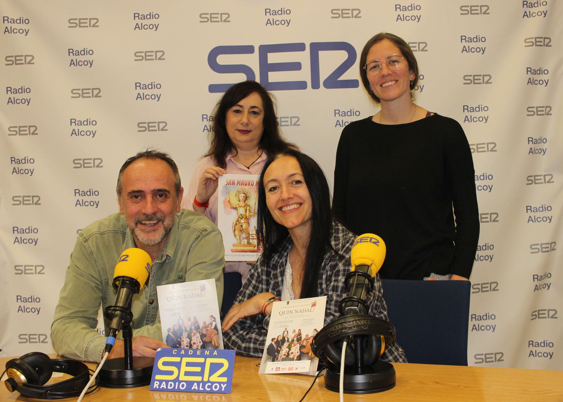 Ana María García, Nuria Gil, Julián Coloma i Gema Vicedo, en l&#039;estudi central de Radio Alcoy