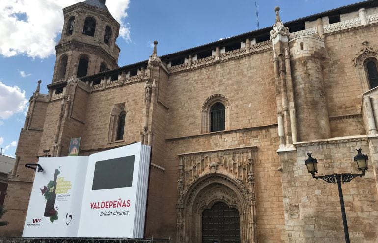 La decoración del escenario principal de las Fiestas del Vino de Valdepeñas (Ciudad Real) 