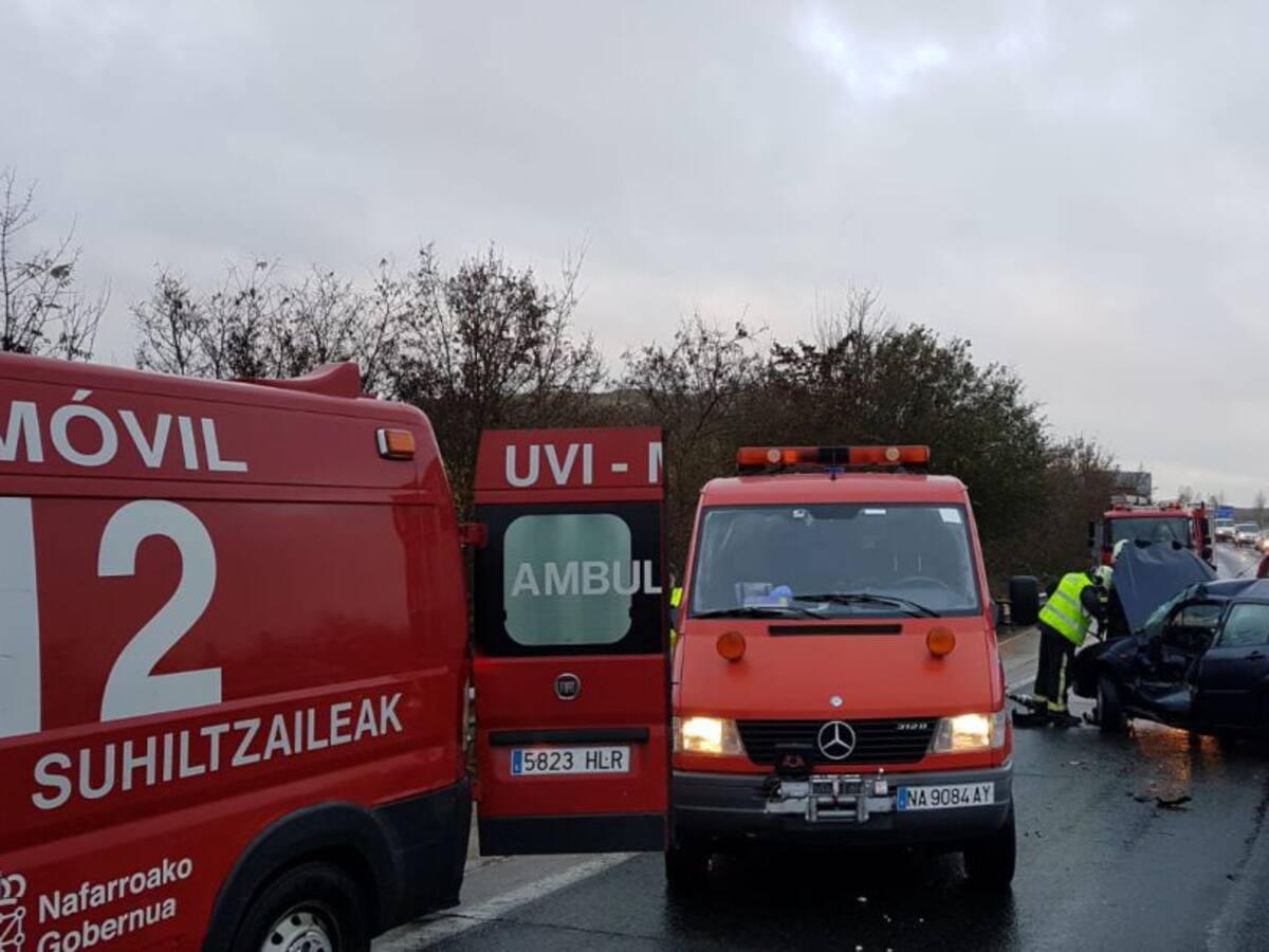 Varios vehículos implicados en un accidente de tráfico en la A-15