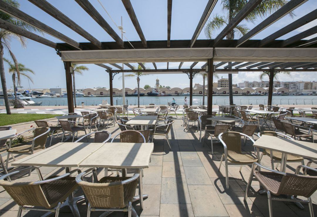 Terraza de un local en la playa de Gandia