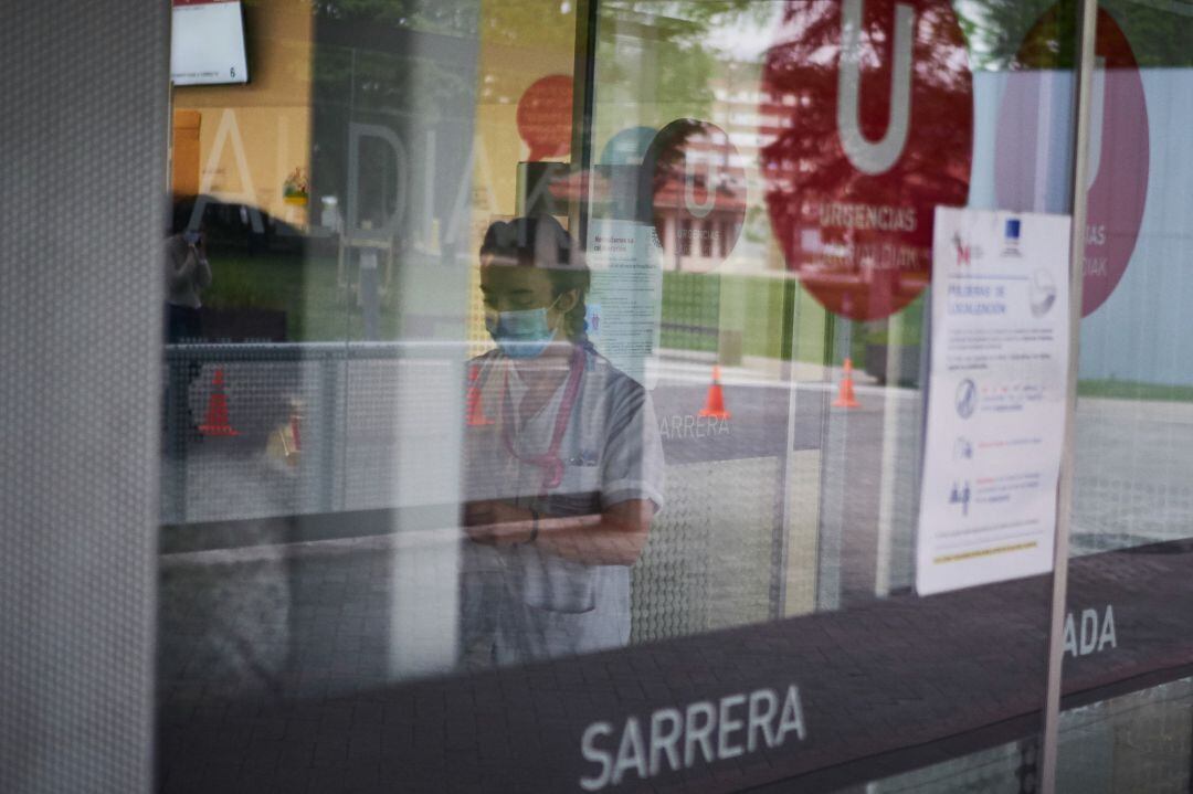 Una sanitaria protegida con una mascarilla trabaja en el Servicio de Urgencias del Complejo Hospitalario de Navarra durante a Pandemia Covid-19