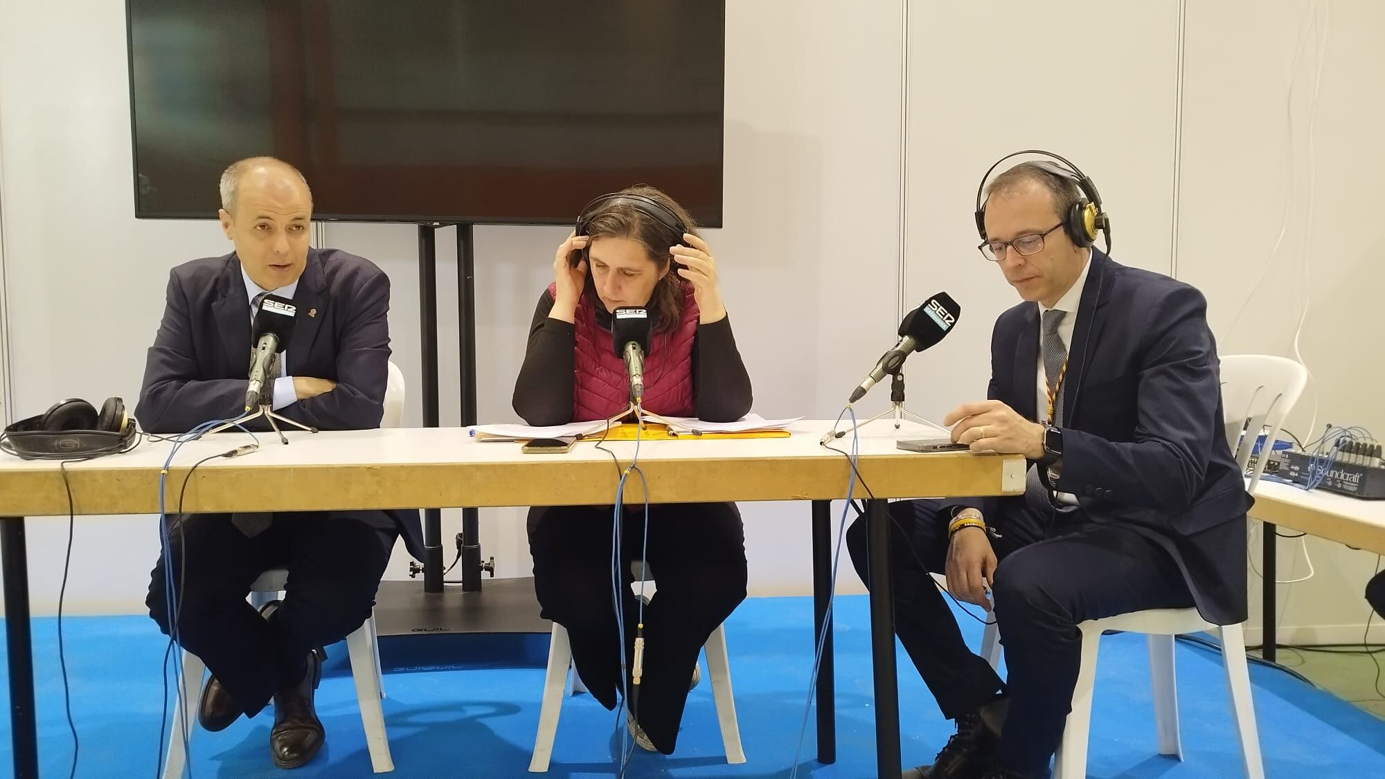 Un moment de l&#039;Aquí Lleida des de la Fira de Sant Josep amb l&#039;entrevista a l&#039;alcalde, Marc Solsona -dreta-, i el director de Fira de Mollerussa, Xavier Roure, esquerra.
