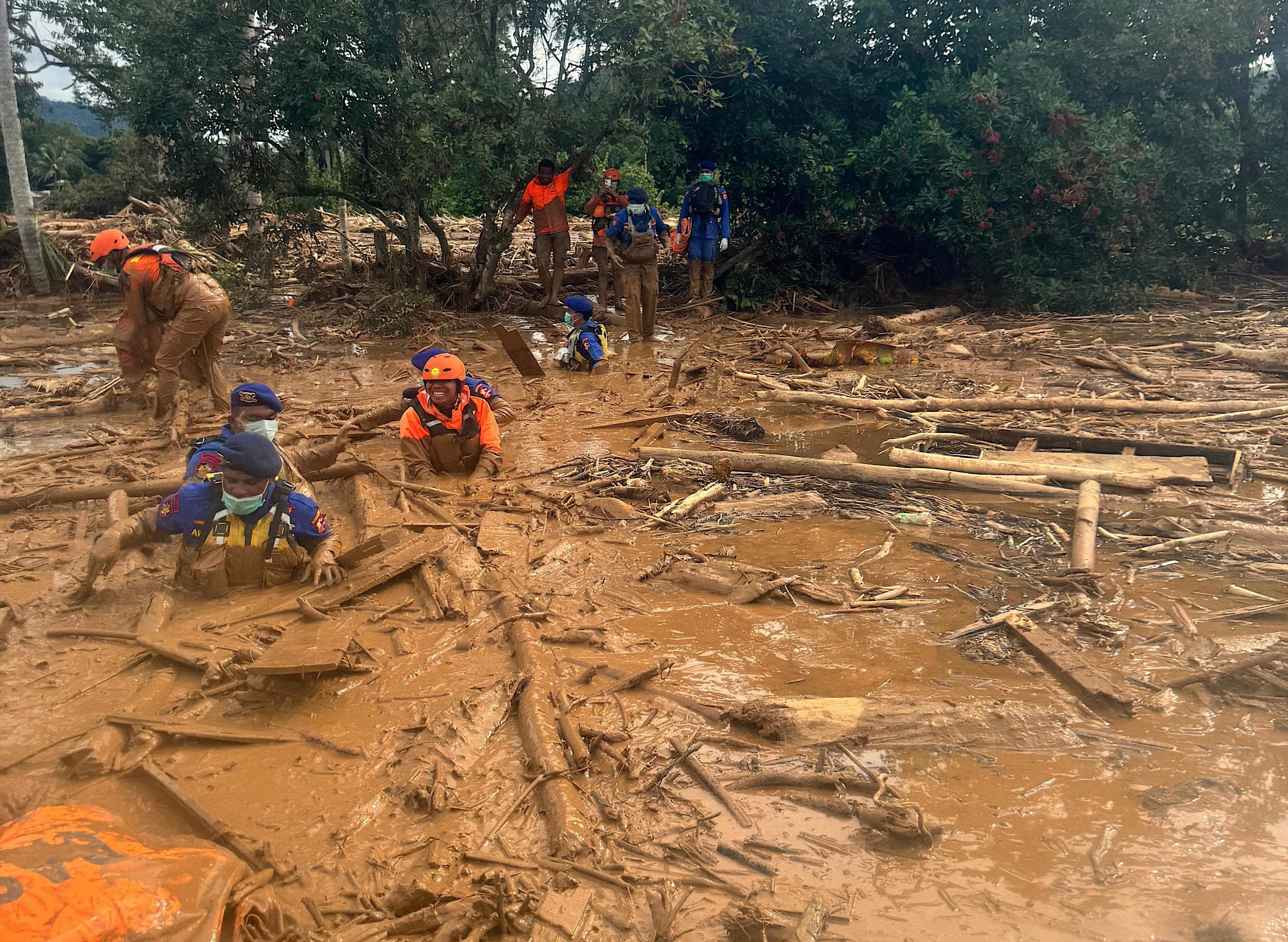 Los equipos de emergencia rescatan a los afectados por las inundaciones en Indonesia.