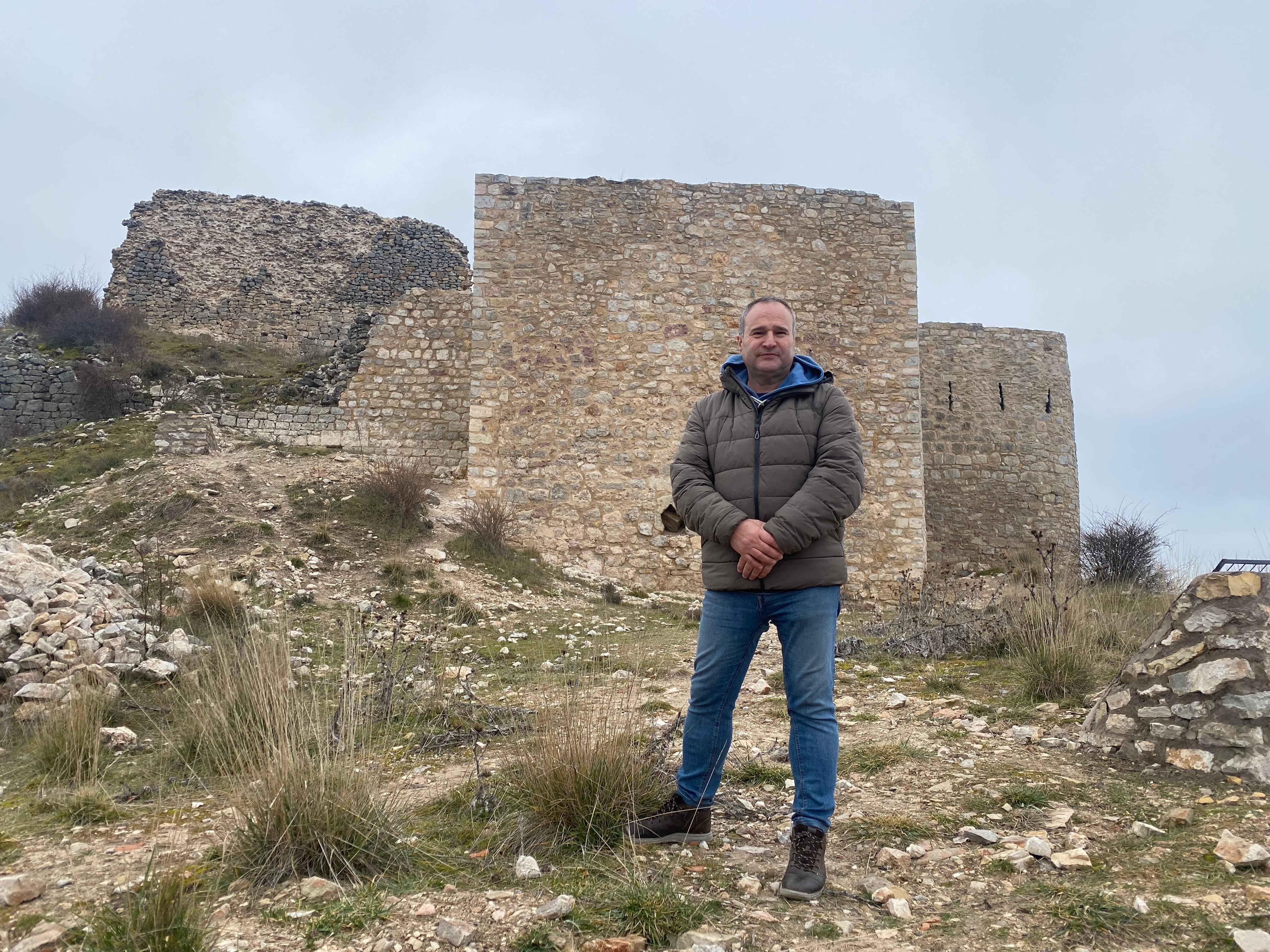 Manuel Vega, alcalde de Beteta (Cuenca), en el castillo de Rochafría.