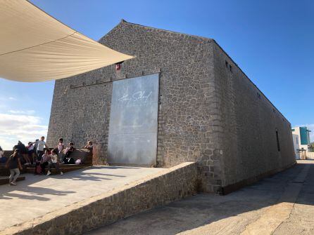 Los escolarse esperando en el exterior de La Nave