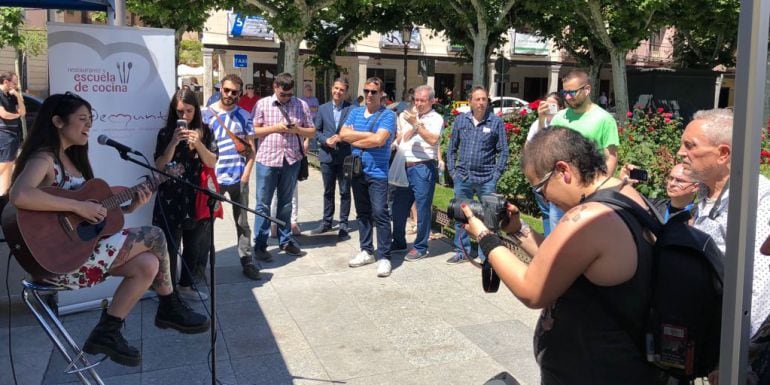 La cantante Bely Basarte, rodeada de vecinos en la actuación del programa especial en Alcalá de Henares