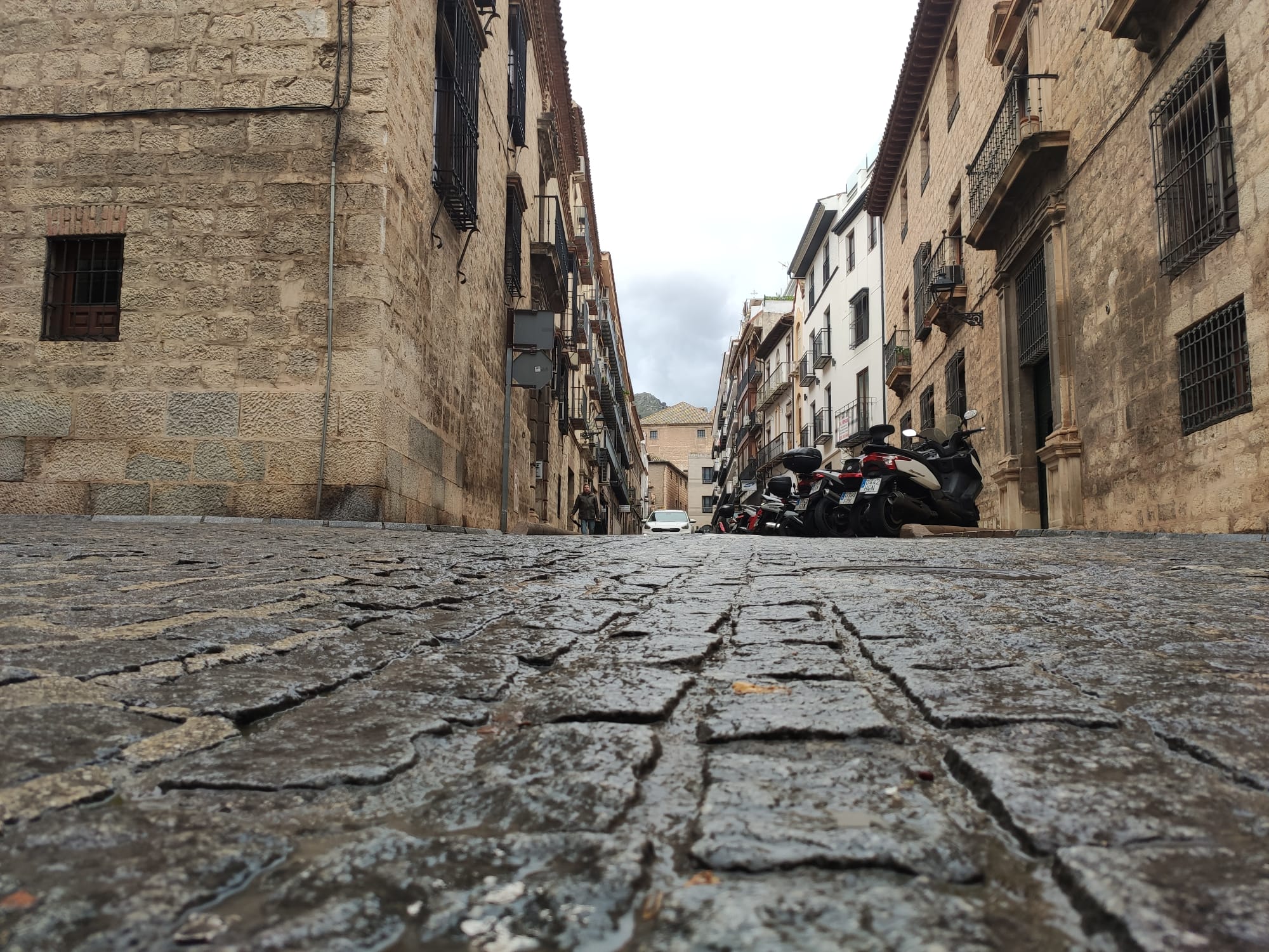 La calle Muñoz Garnica de Jaén, durante un día de lluvia