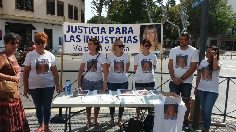 Imagen de la mesa instalada para la recogida de firmas