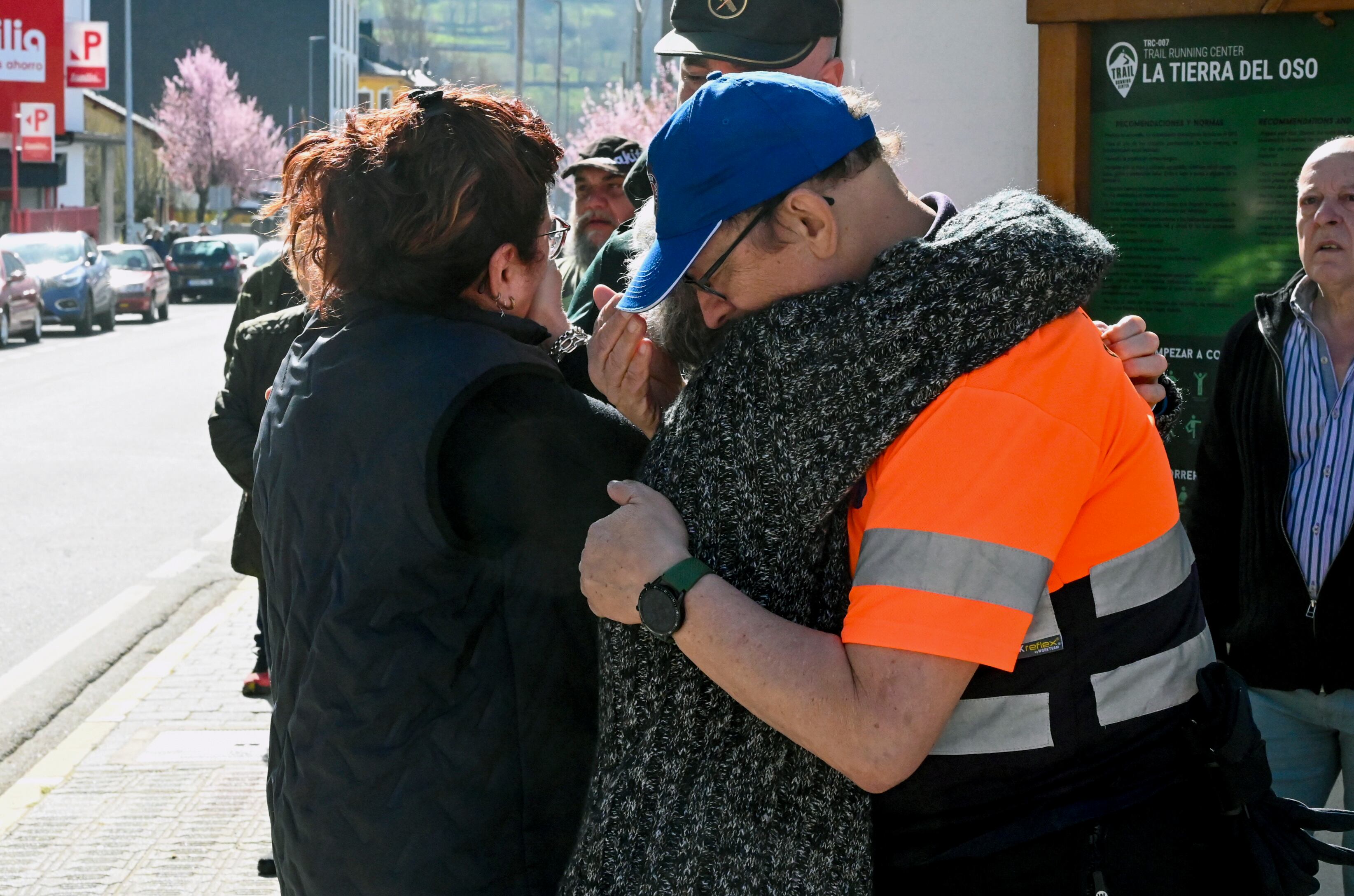VILLABLINO (LEÓN) 01/04/2025.- Familiares y amigos asisten a la capilla ardiente este martes en el polideportivo municipal de Villablino (León) de cuatro de los cinco minero que ayer lunes perdieron la vida en la explosión en una mina de Cerredo (Asturias) . EFE/J.Casares
